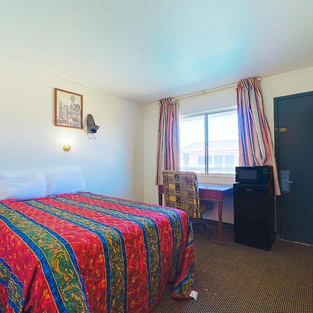 Castle Inn & Suites By Oyo Chickasha Buitenkant foto