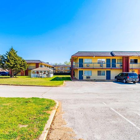 Castle Inn & Suites By Oyo Chickasha Buitenkant foto