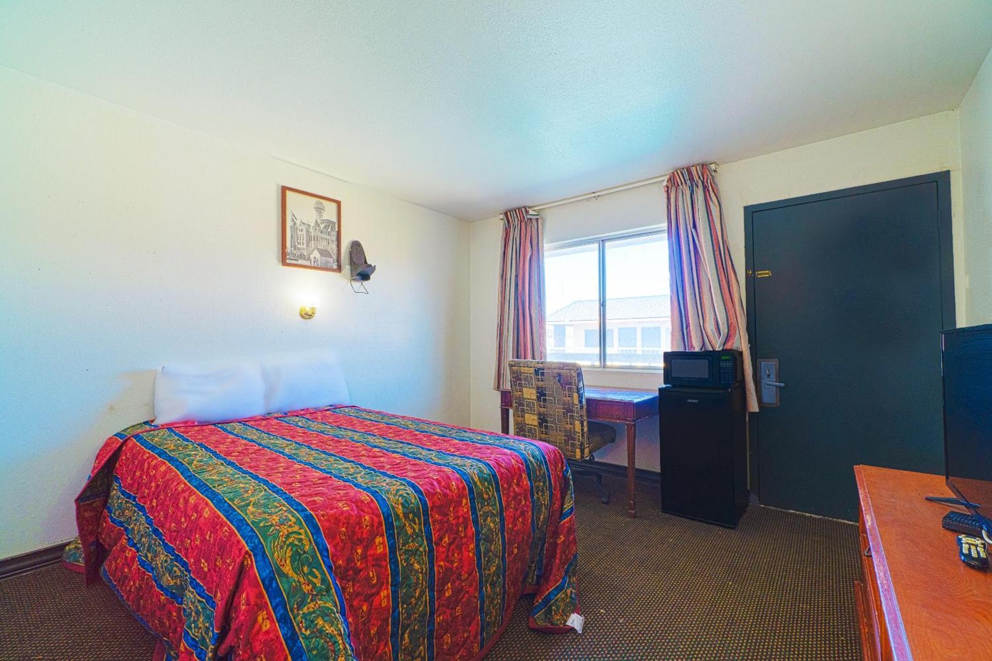 Castle Inn & Suites By Oyo Chickasha Buitenkant foto