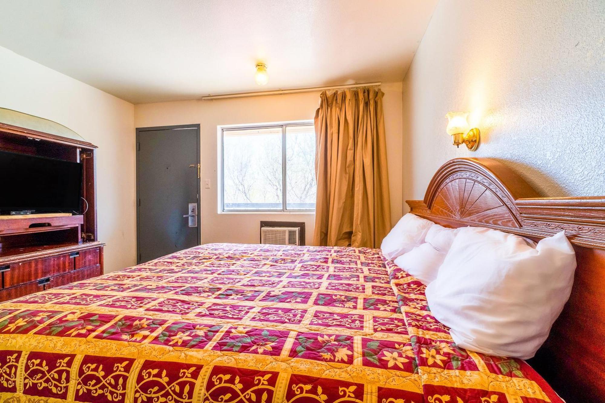 Castle Inn & Suites By Oyo Chickasha Buitenkant foto