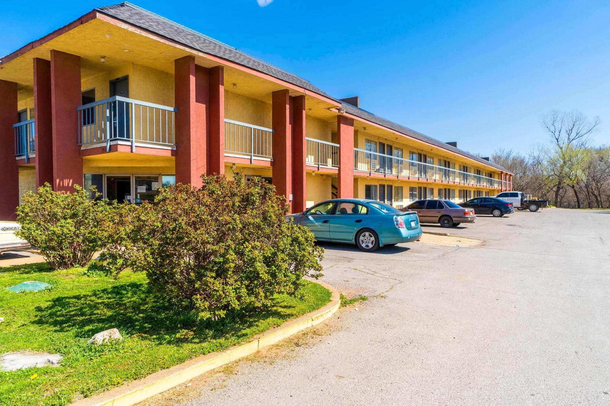 Castle Inn & Suites By Oyo Chickasha Buitenkant foto