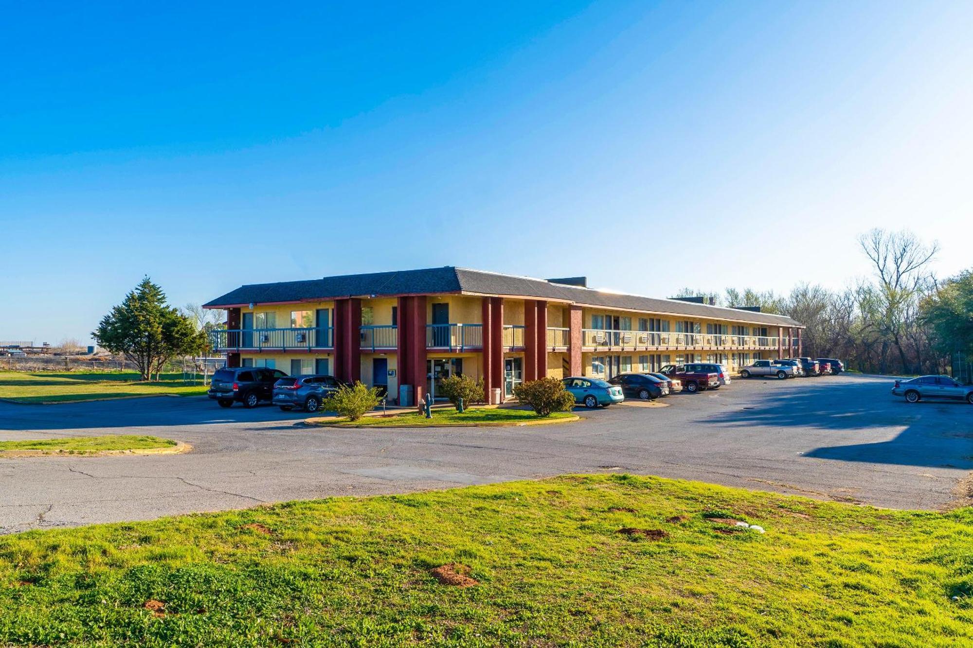 Castle Inn & Suites By Oyo Chickasha Buitenkant foto