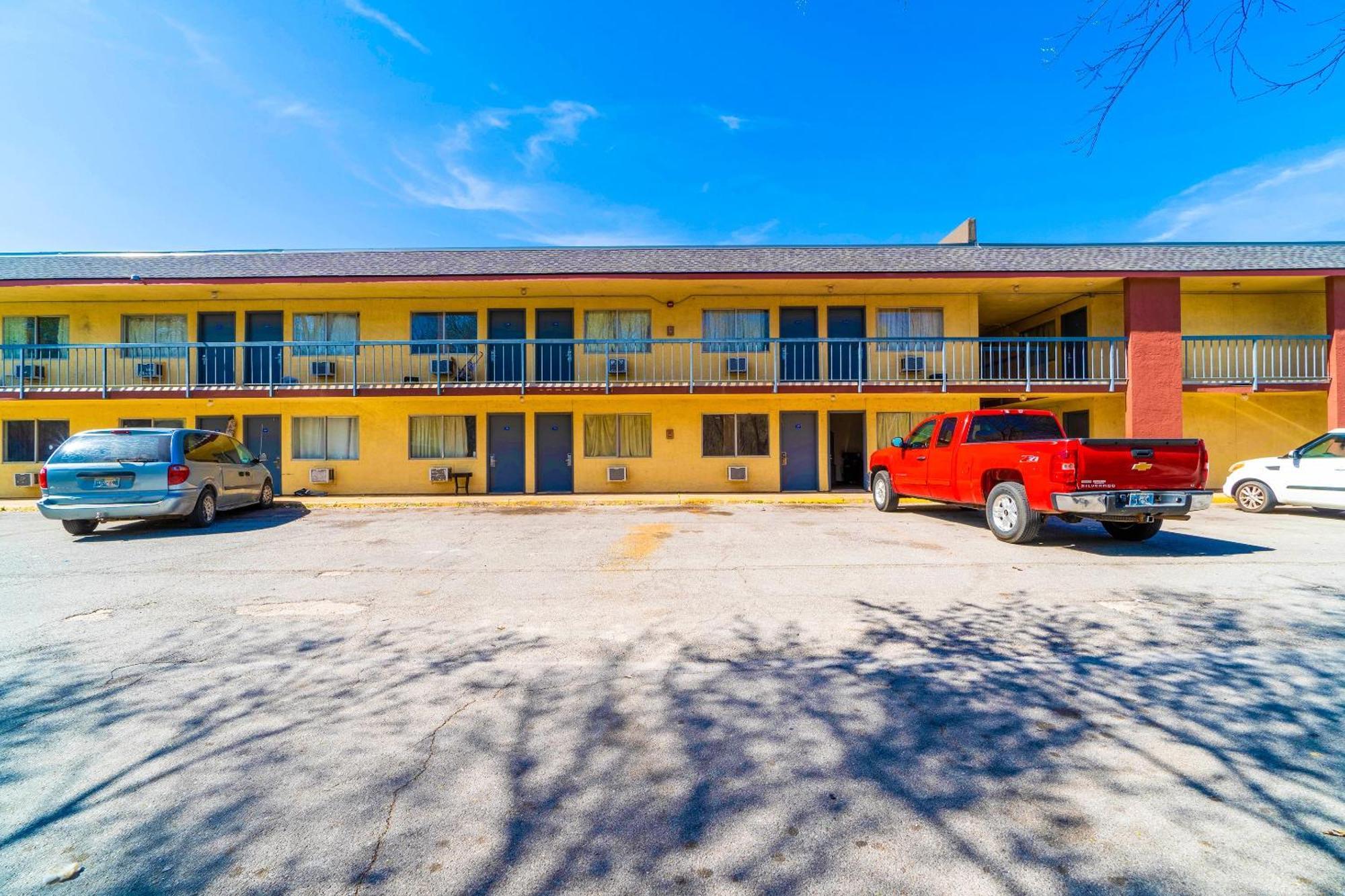 Castle Inn & Suites By Oyo Chickasha Buitenkant foto