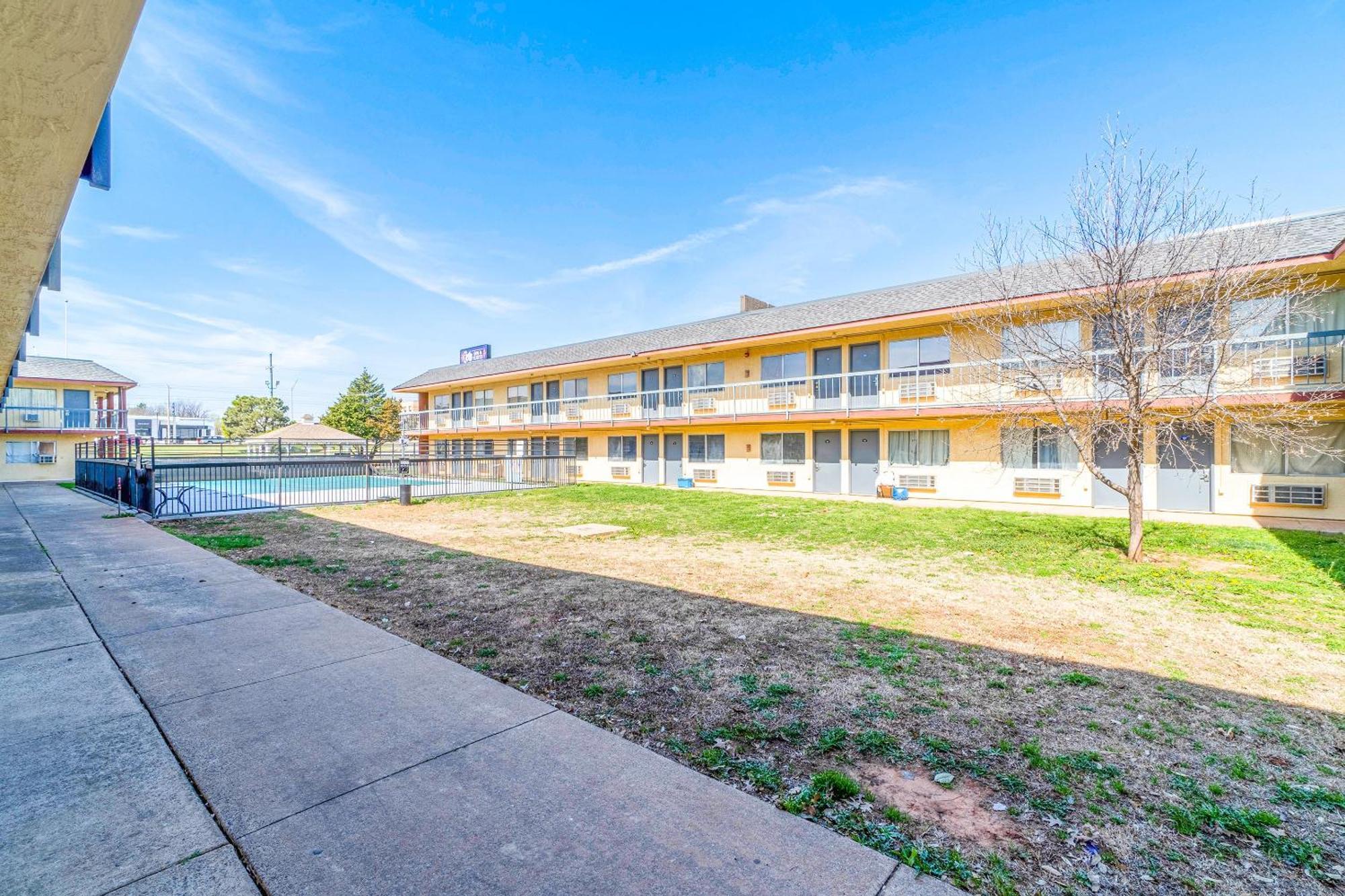 Castle Inn & Suites By Oyo Chickasha Buitenkant foto