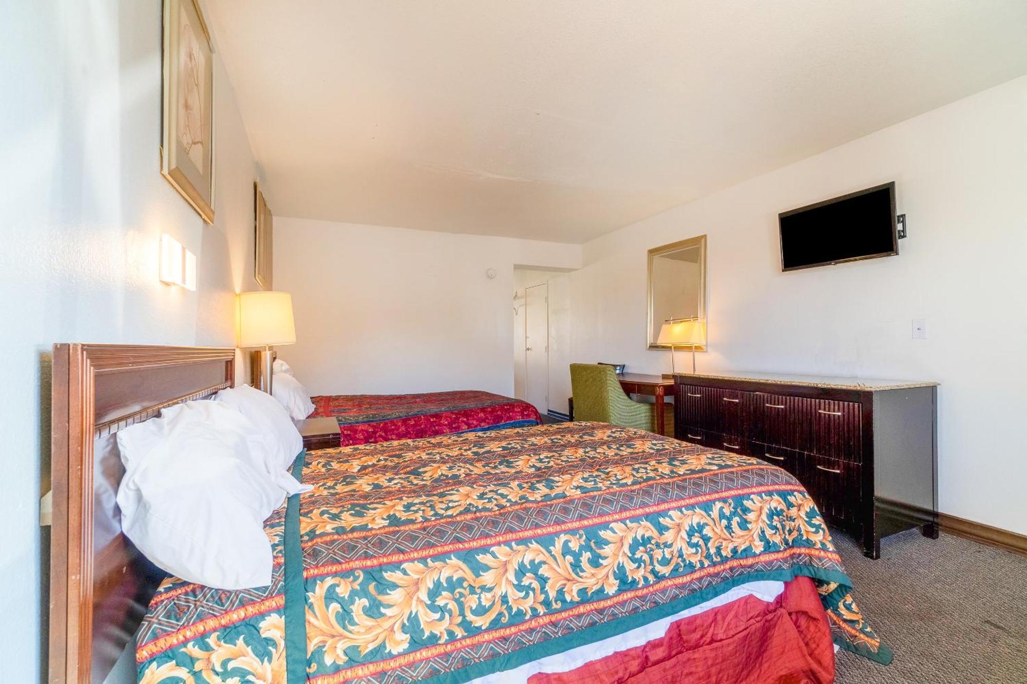 Castle Inn & Suites By Oyo Chickasha Buitenkant foto