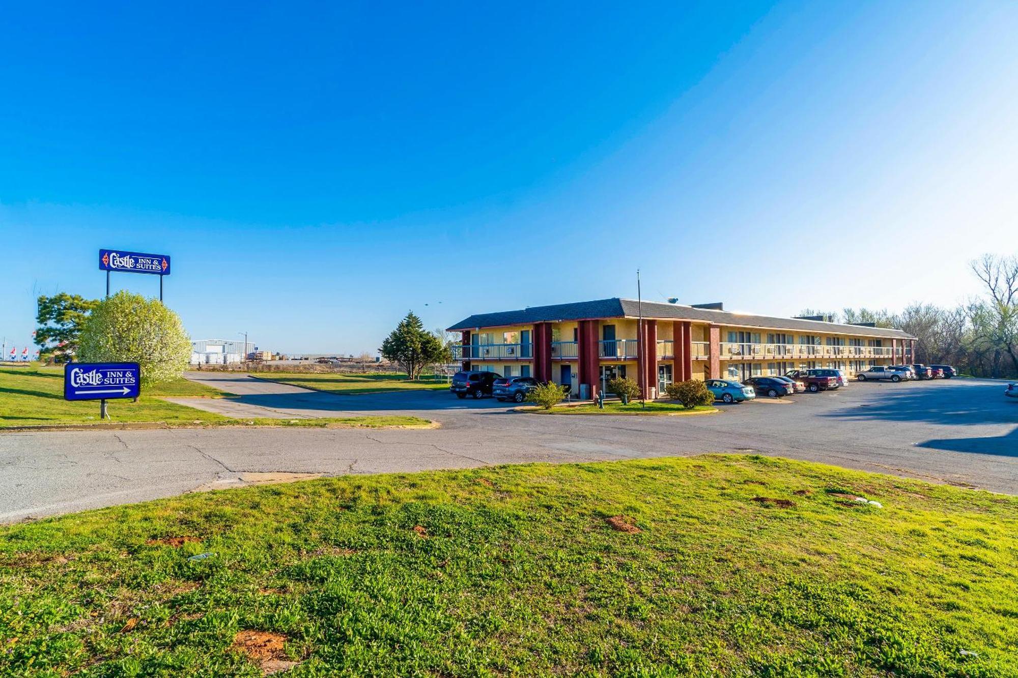 Castle Inn & Suites By Oyo Chickasha Buitenkant foto