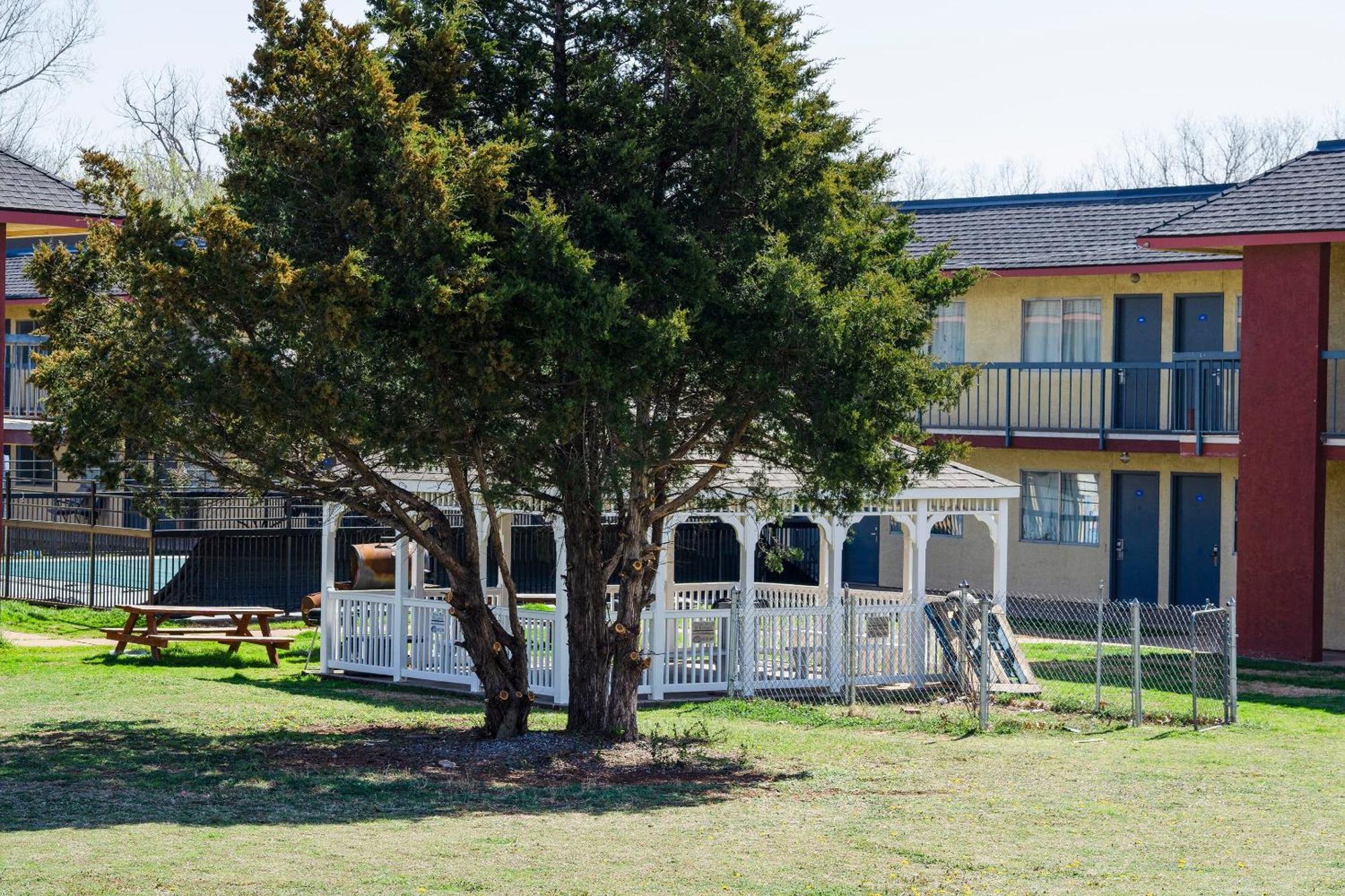 Castle Inn & Suites By Oyo Chickasha Buitenkant foto