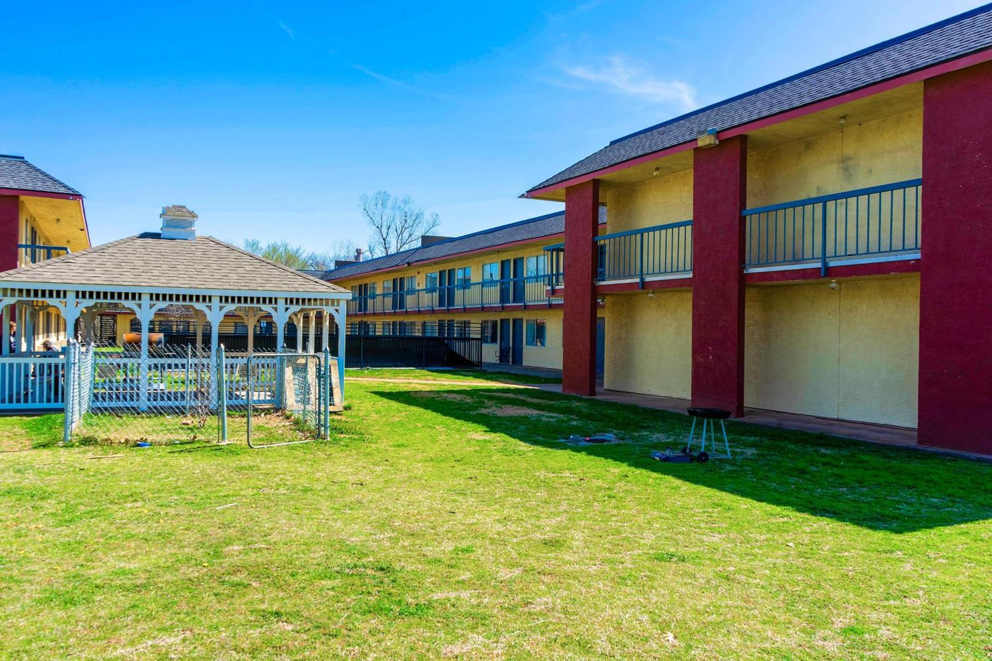 Castle Inn & Suites By Oyo Chickasha Buitenkant foto