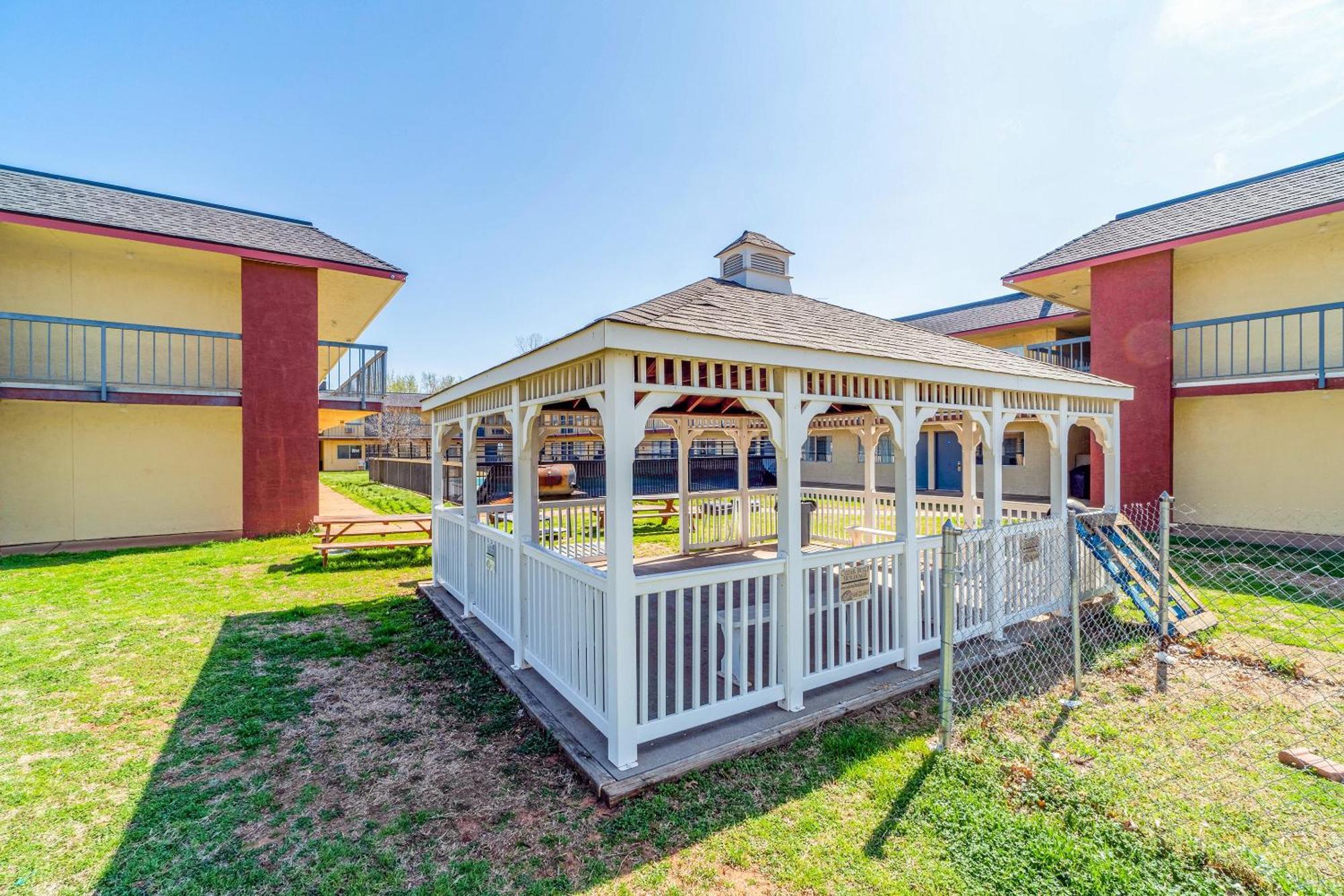 Castle Inn & Suites By Oyo Chickasha Buitenkant foto