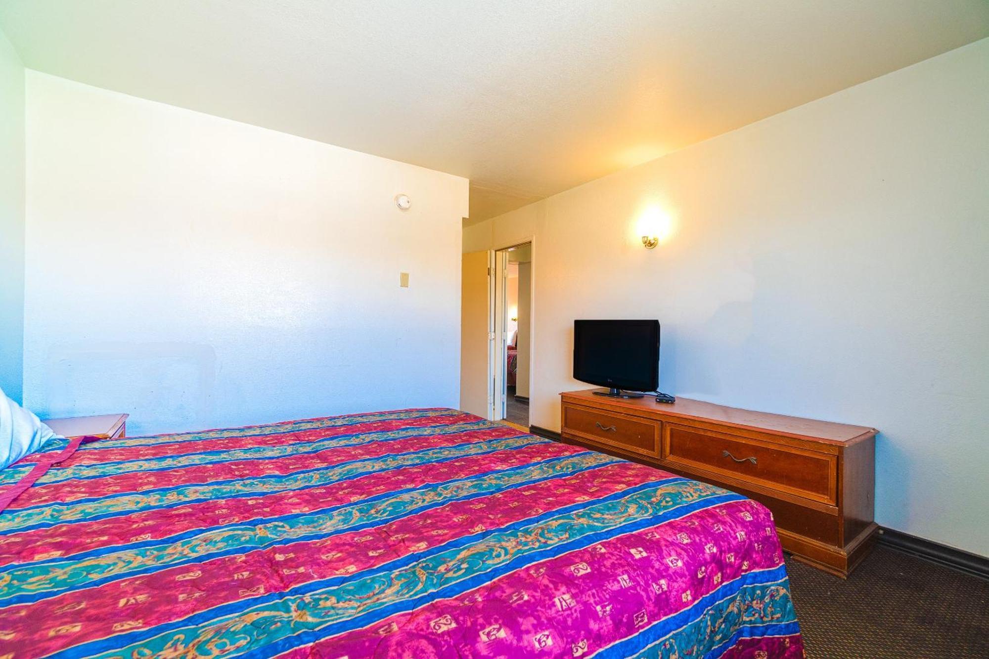 Castle Inn & Suites By Oyo Chickasha Buitenkant foto
