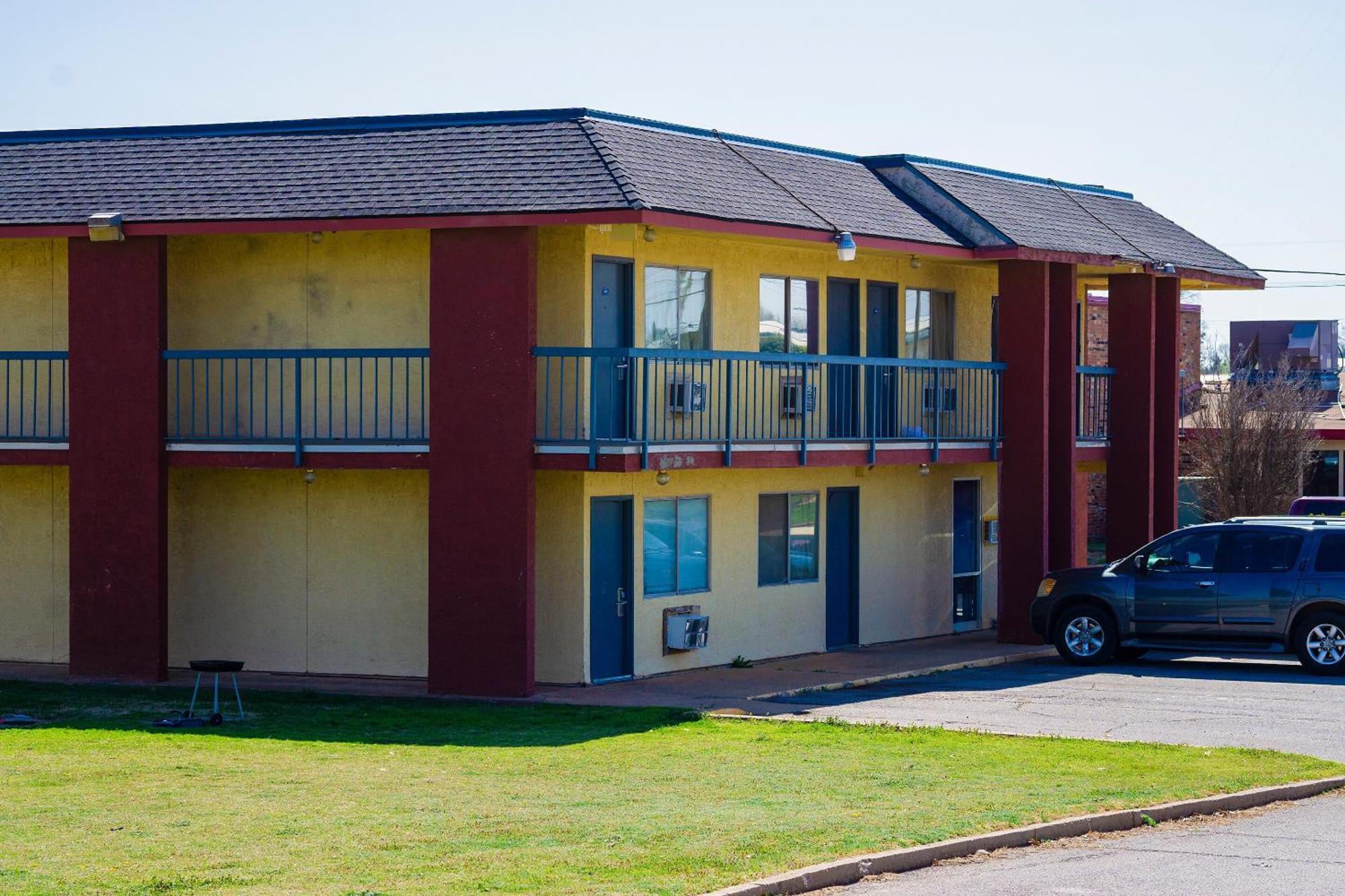 Castle Inn & Suites By Oyo Chickasha Buitenkant foto