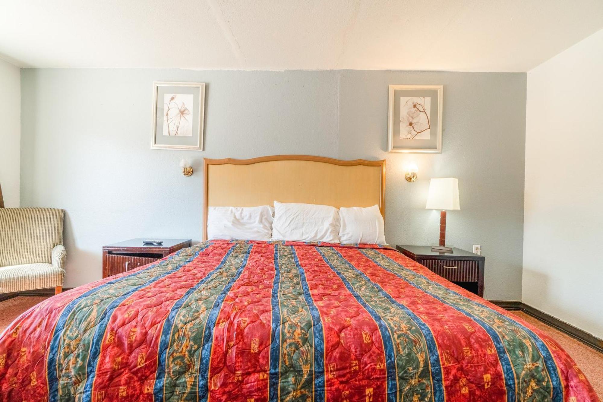 Castle Inn & Suites By Oyo Chickasha Buitenkant foto