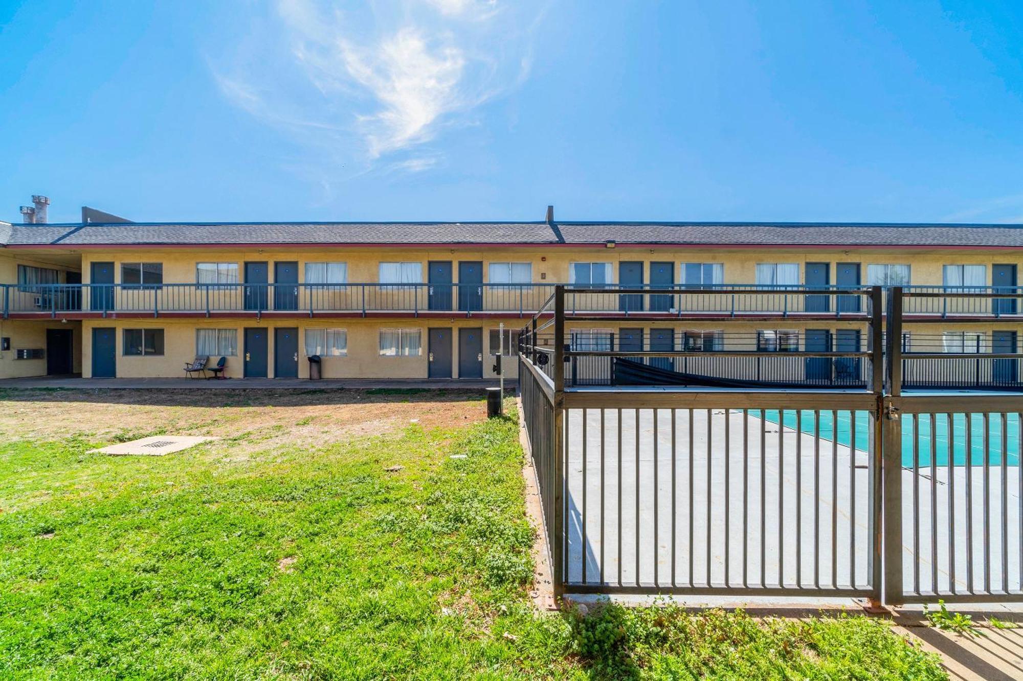 Castle Inn & Suites By Oyo Chickasha Buitenkant foto