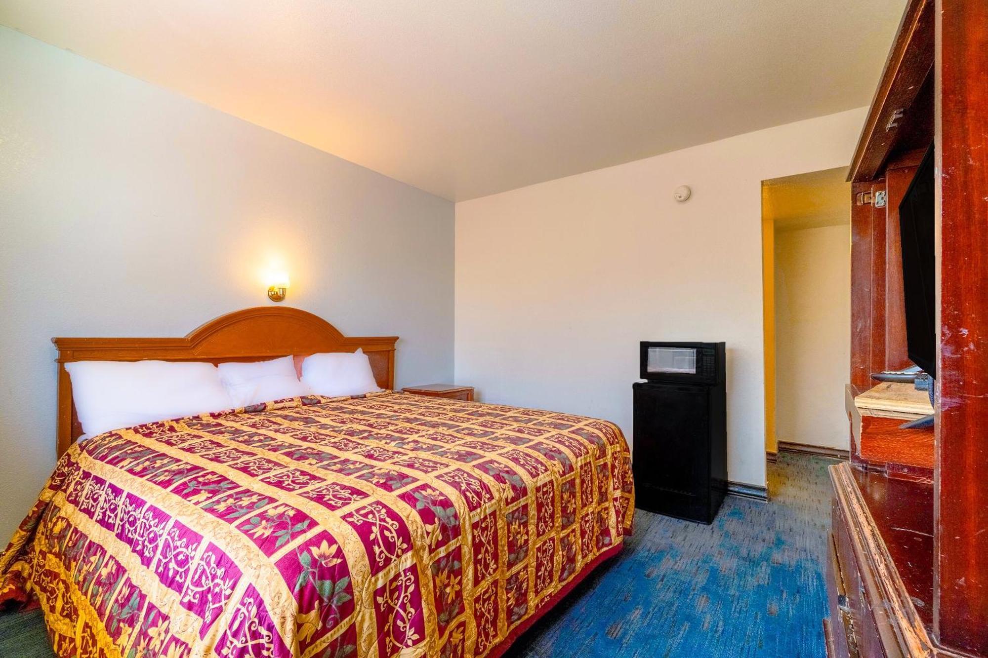 Castle Inn & Suites By Oyo Chickasha Buitenkant foto