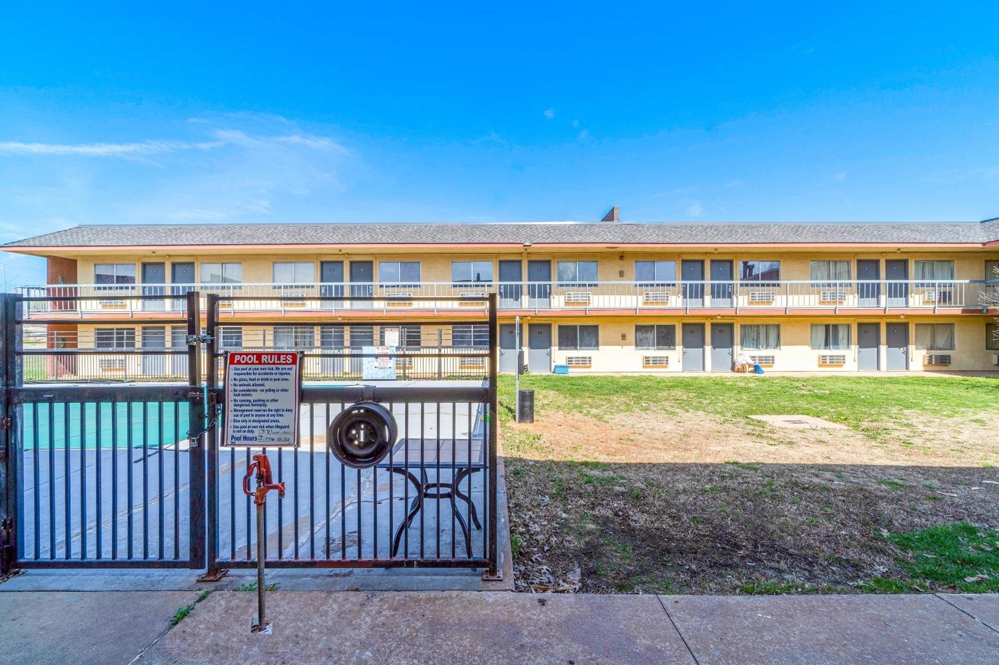 Castle Inn & Suites By Oyo Chickasha Buitenkant foto